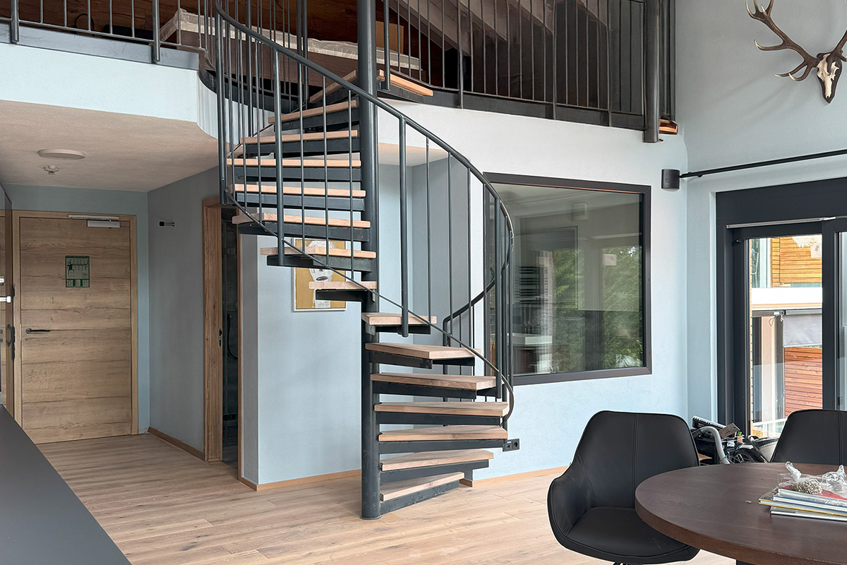 Allgaeuer Bergwald Chalets Innen Kueche Treppe Honeymoon