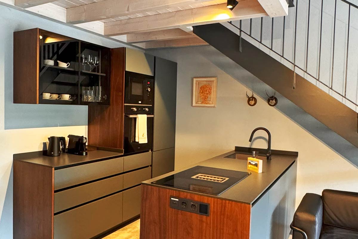 Allgaeuer Bergwald Chalets Innen Kueche Treppe Honeymoon